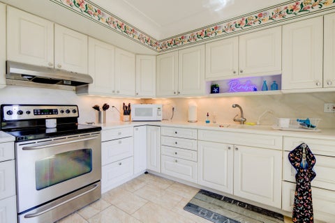 Tiny photo for 226 NE 13th Avenue, Pompano Beach, FL 33060 (MLS # B26071922)