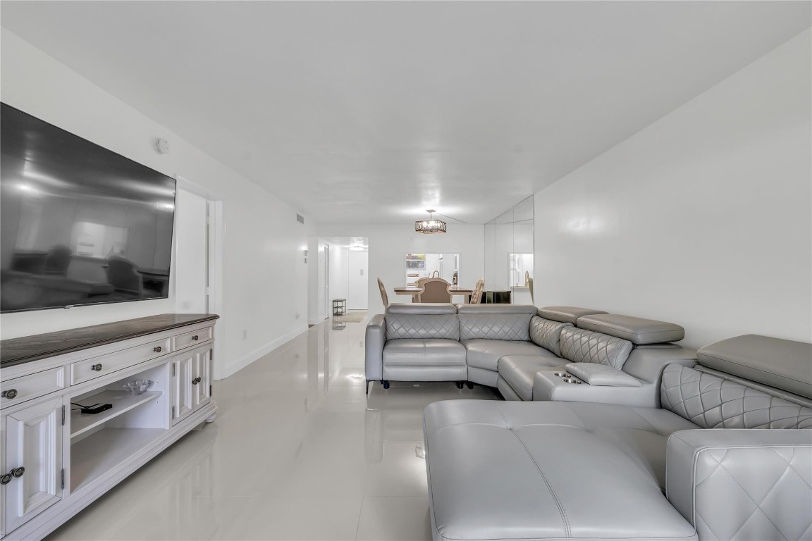 18TH HOLE - Residential