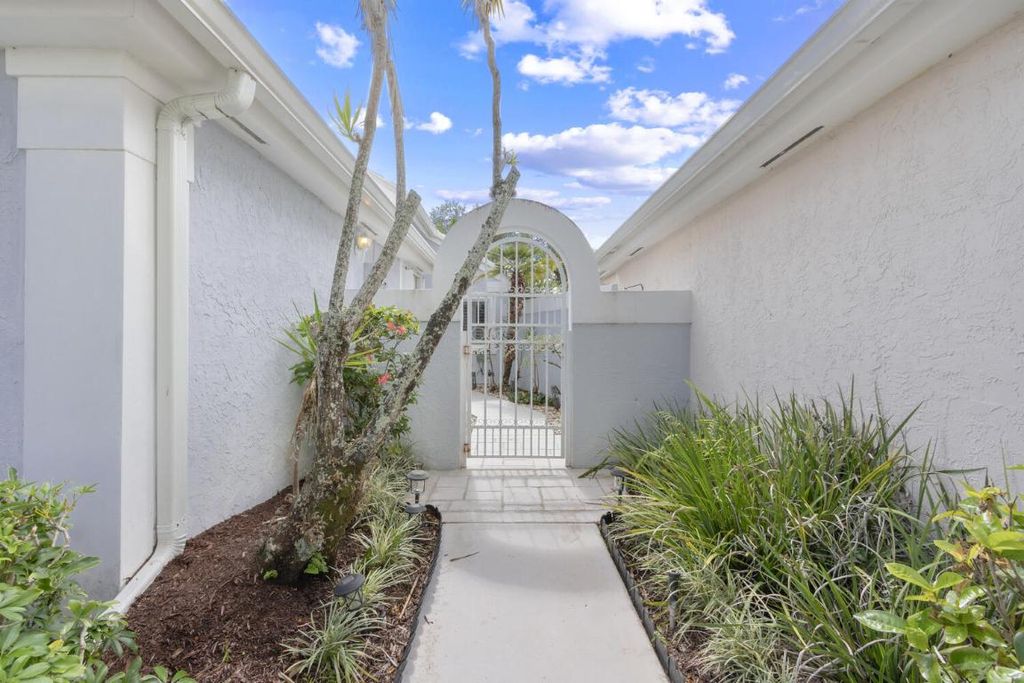 Photo of 5 Brighton Court, Palm Beach Gardens, FL 33418 (MLS # R11135341)