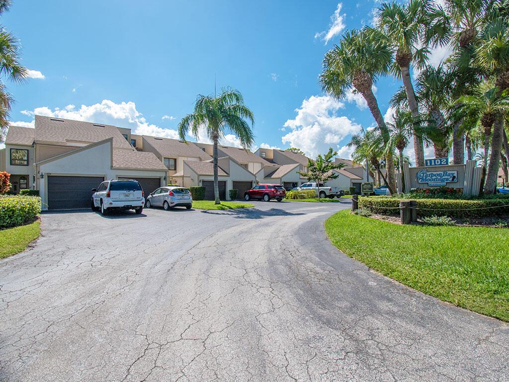 TARPON BAY MOORINGS - Residential
