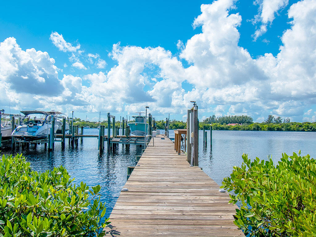 TARPON BAY MOORINGS - Residential