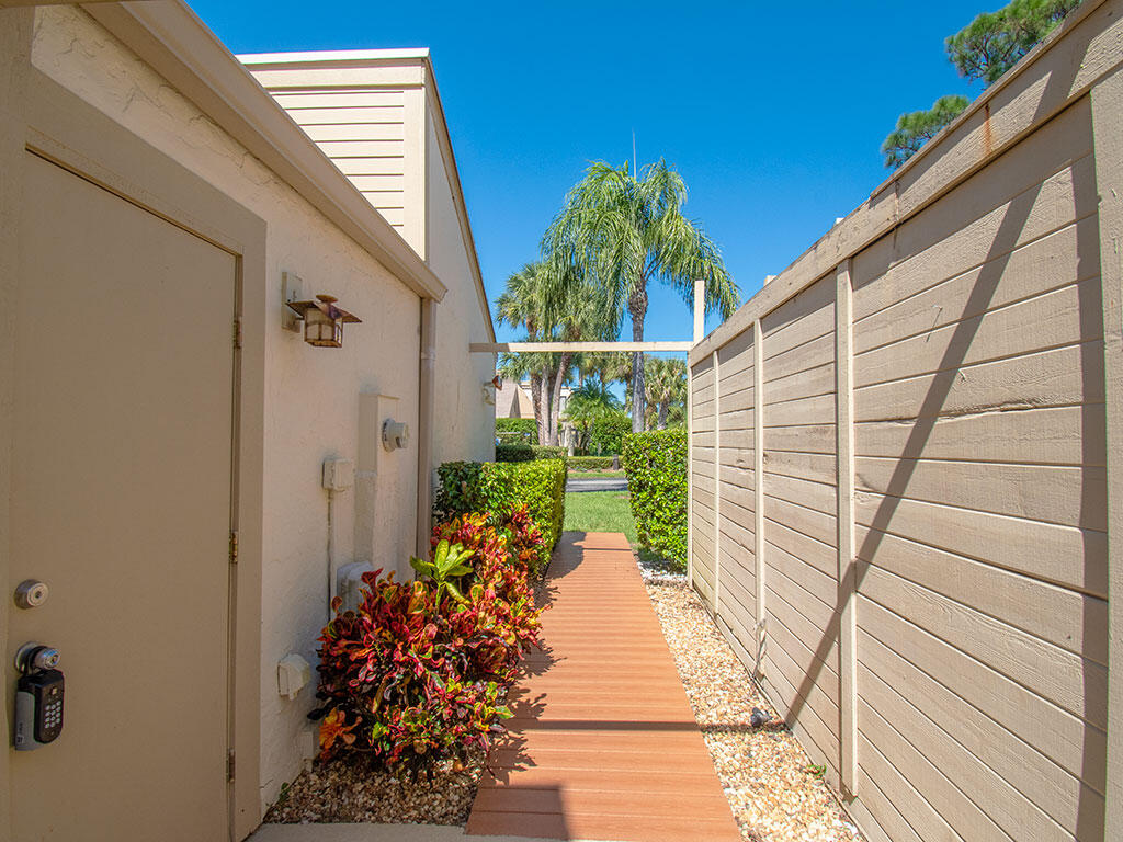 TARPON BAY MOORINGS - Residential