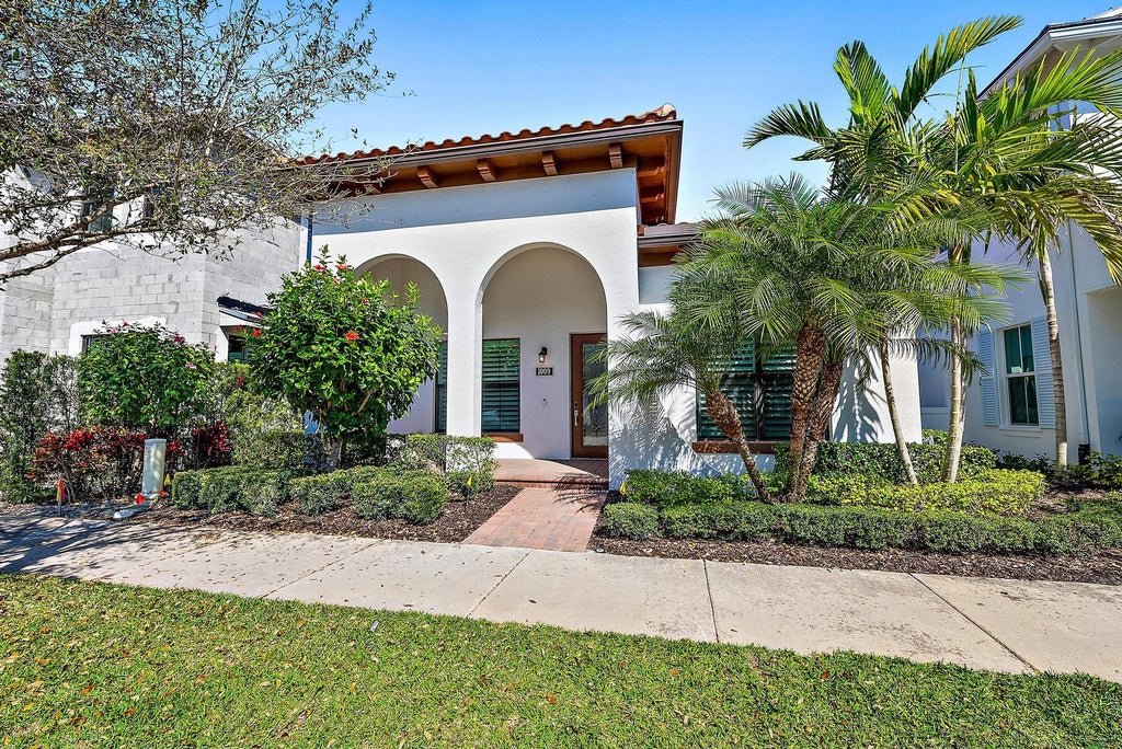Photo of 1009 Faulkner Terrace, Palm Beach Gardens, FL 33418 (MLS # R11009609)