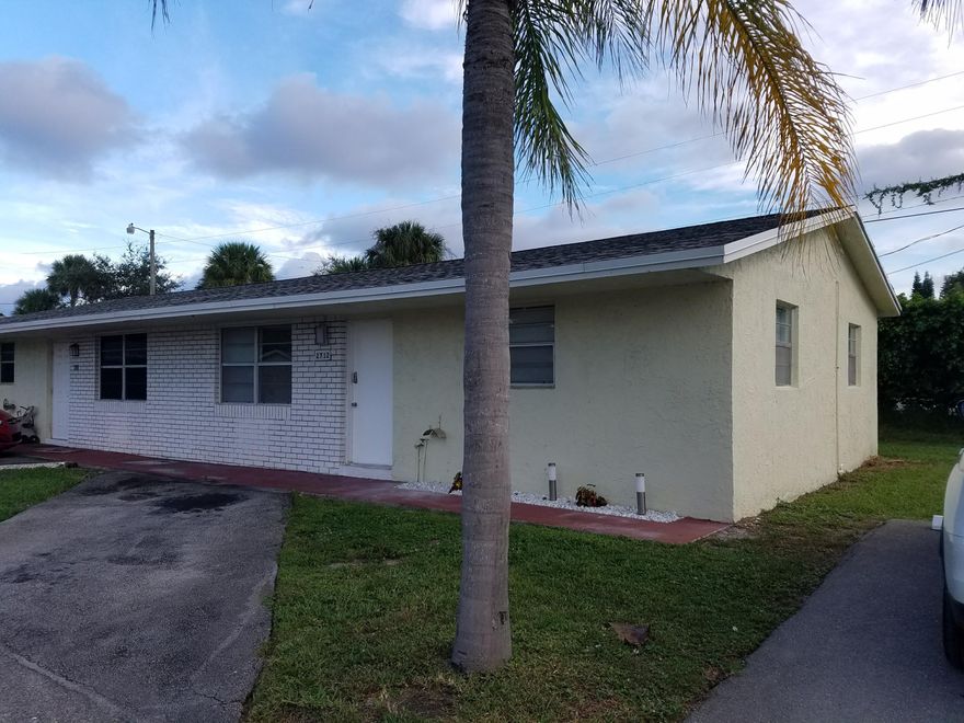 This is a 2/1 Villa fully renovated with new kitchen cabinets, granite counter, stainless appliances. Ceramic and laminate flooring.  Full size washer and dryer in the laundry room. Two parking spaces in front of the unit.  Central location near Atlantic and I95.  Large enclosed patio. No age restricion. Immediate rentals allowed.