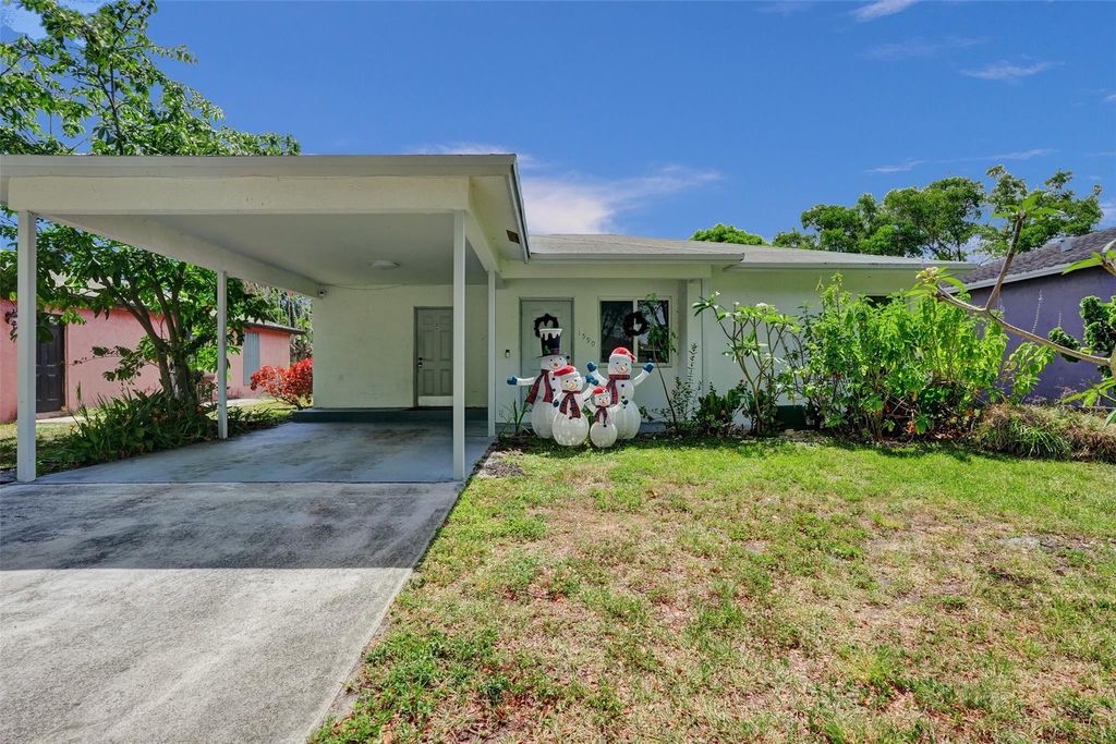 Photo of 1590 NW 7th Lane, Pompano Beach, FL 33060 (MLS # B26033546)