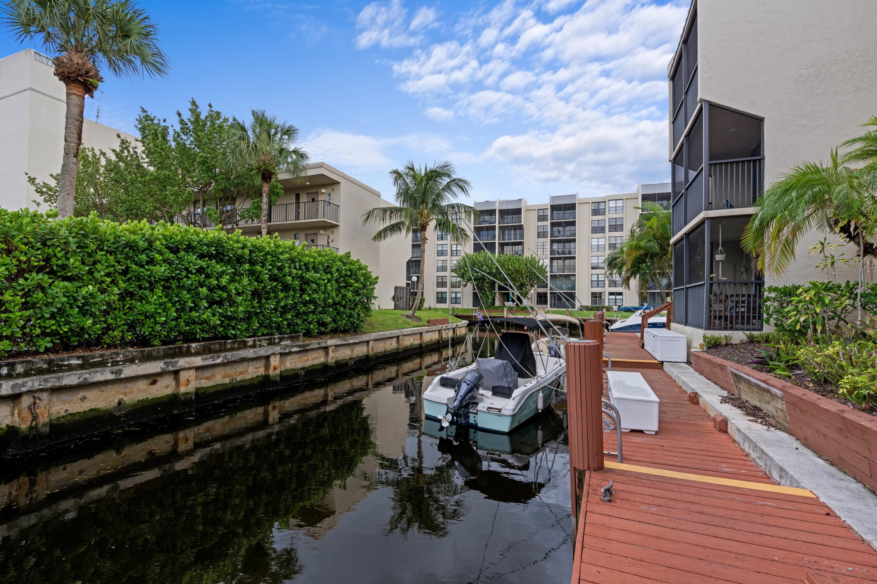 16 ROYAL PALM Way 2050