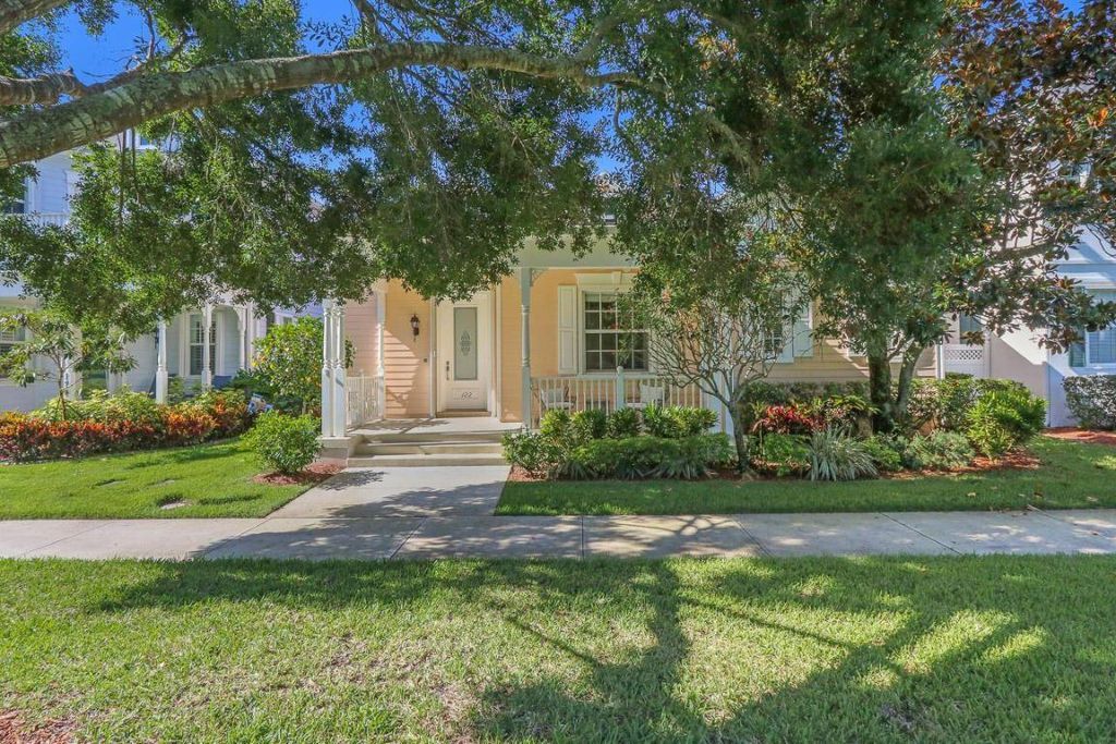 Photo of 122 Poinciana Drive, Jupiter, FL 33458 (MLS # R10946506)