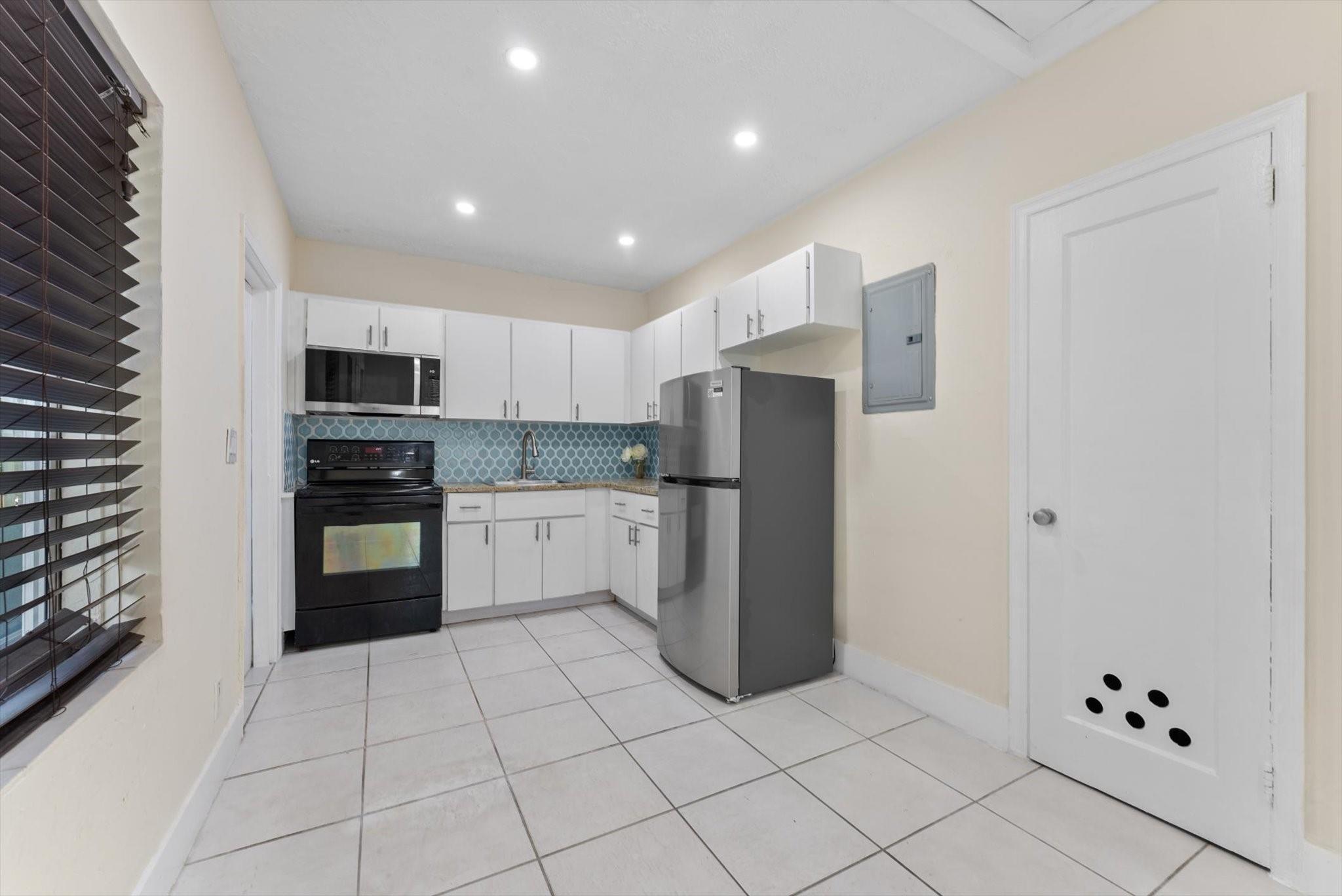 Hollywood 1-21 B - Residential Income