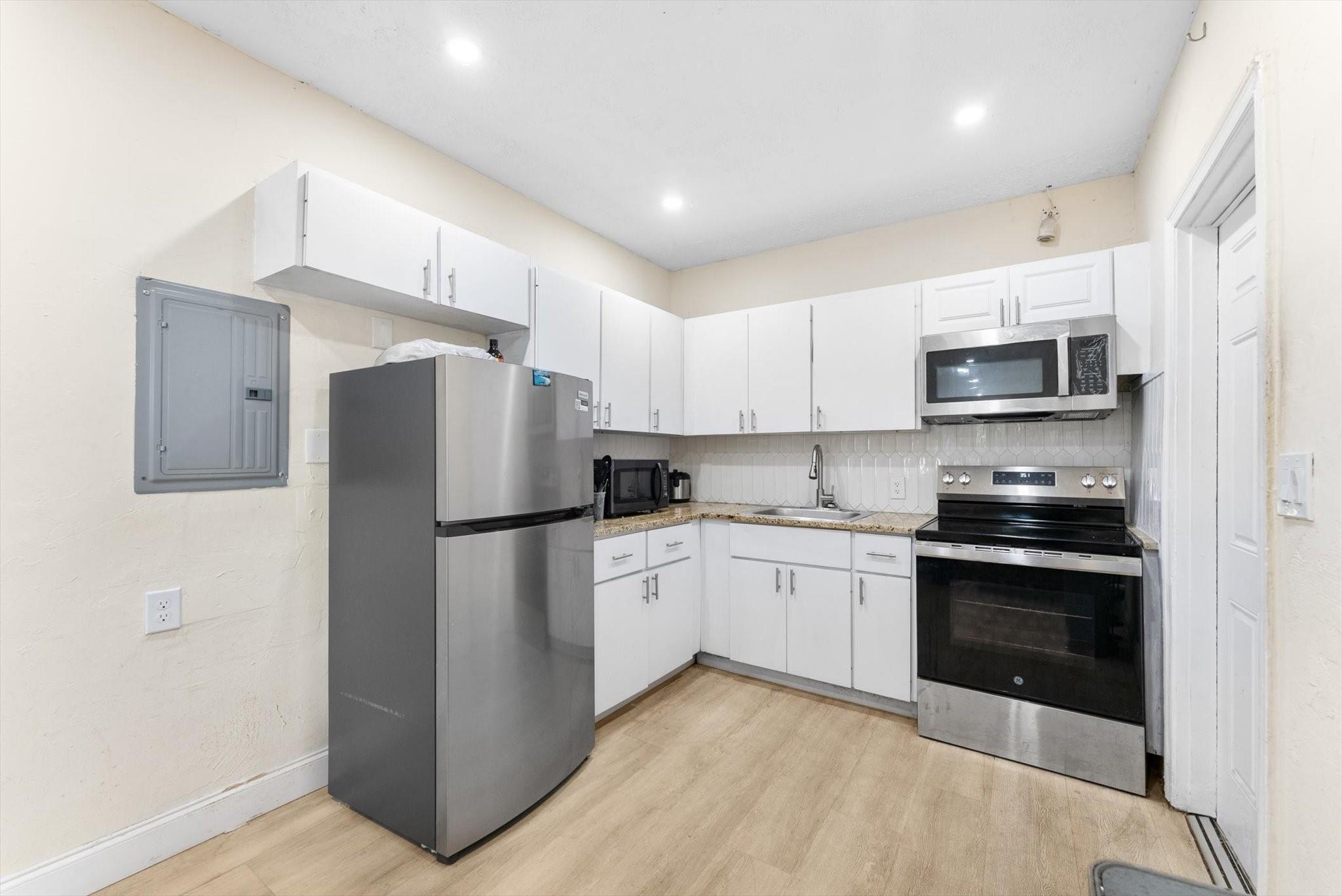 Hollywood 1-21 B - Residential Income