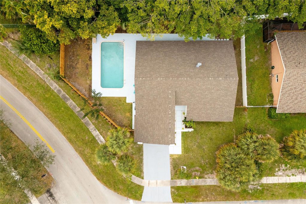 Photo of 701 NW 77th Avenue, Plantation, FL 33324 (MLS # F10549329)