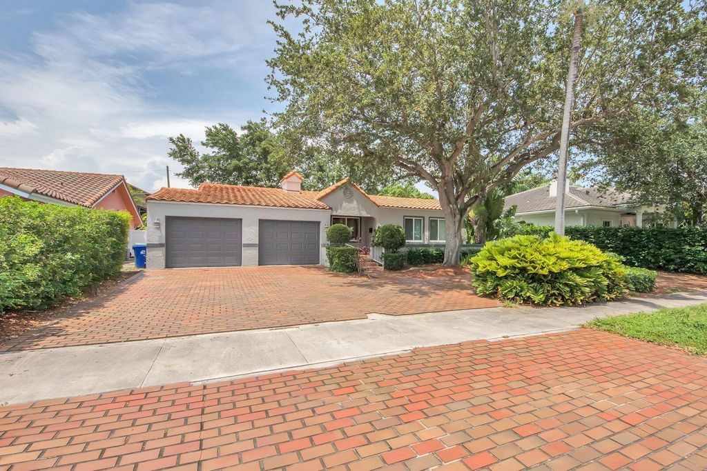 Photo of 805 SE 10th Street, Fort Lauderdale, FL 33316 (MLS # B26004150)