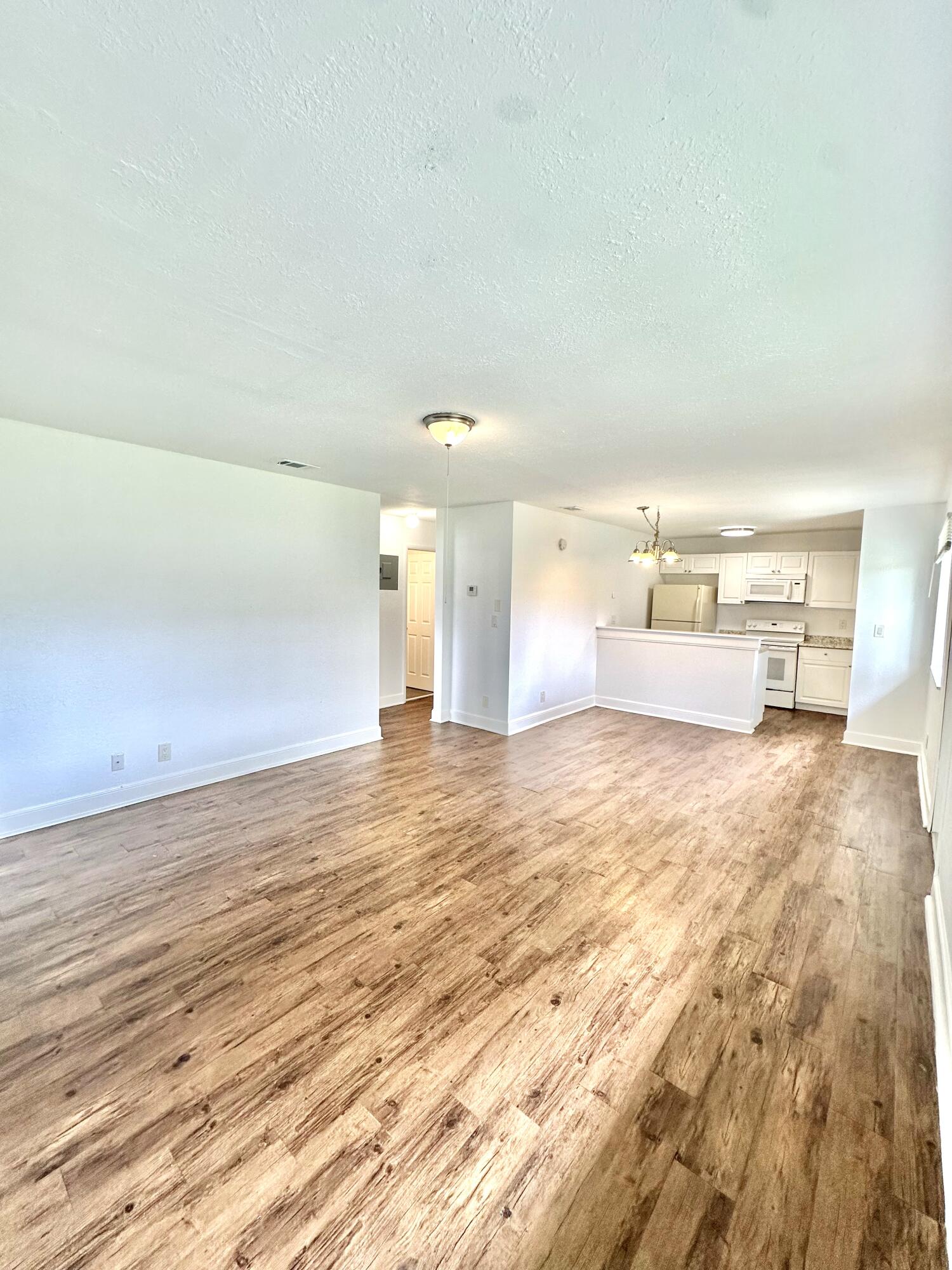 Charming 2 Bedroom 1 Bath with garage parking, and extra storage!! Enjoy a sparkling community pool, east access to I-95, and fast approval process. Call today to schedule, flexible tour times available!