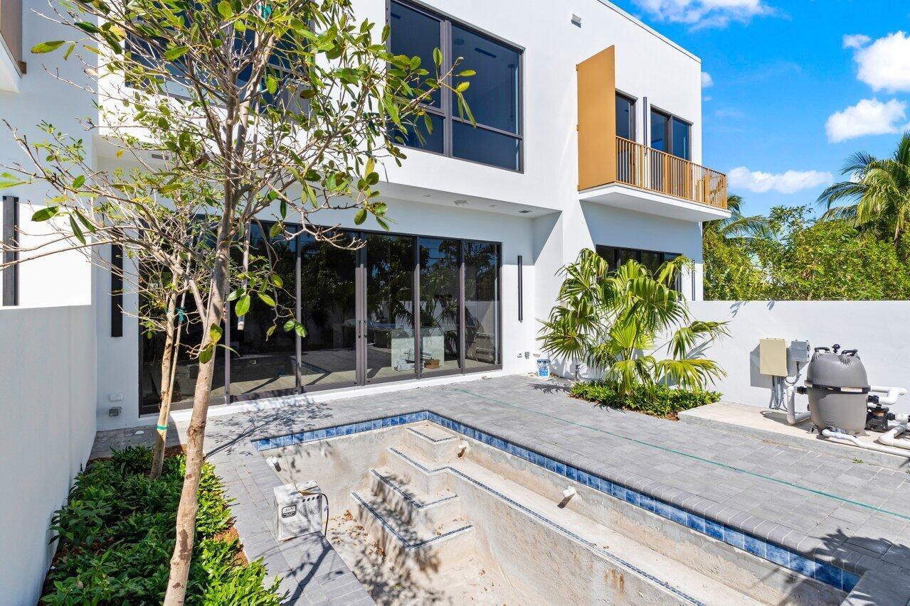 STAMM 917 NE 8TH AVENUE - Residential