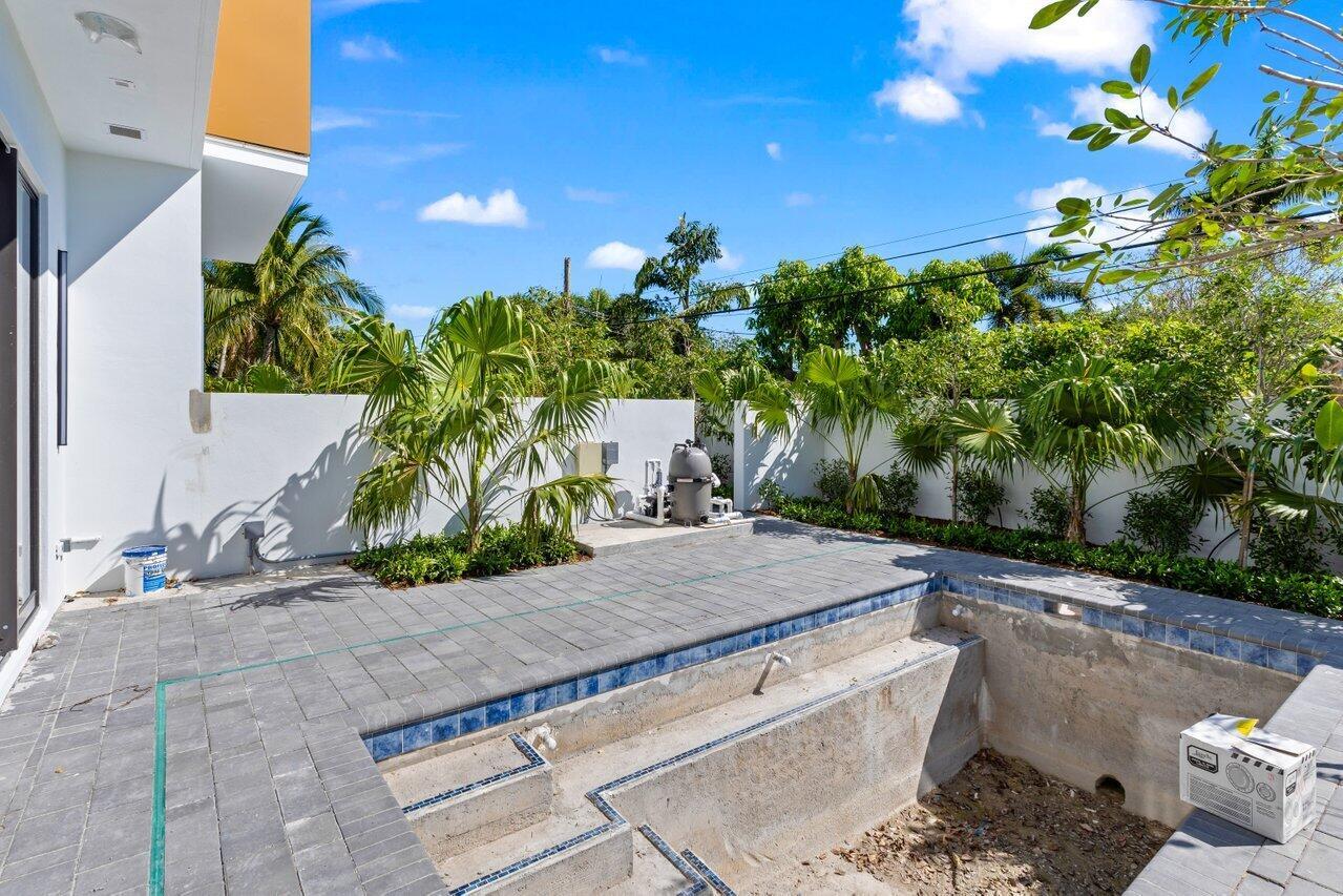 STAMM 917 NE 8TH AVENUE - Residential