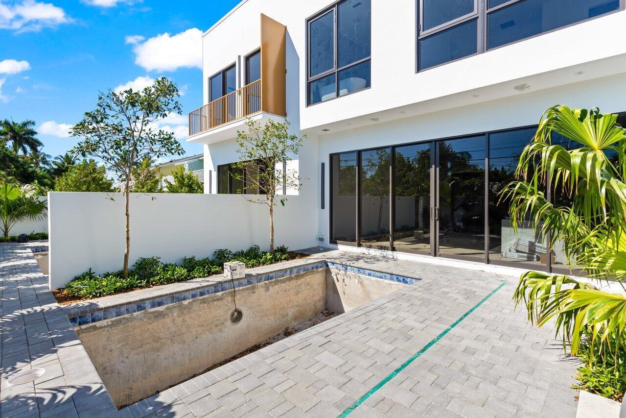 STAMM 917 NE 8TH AVENUE - Residential