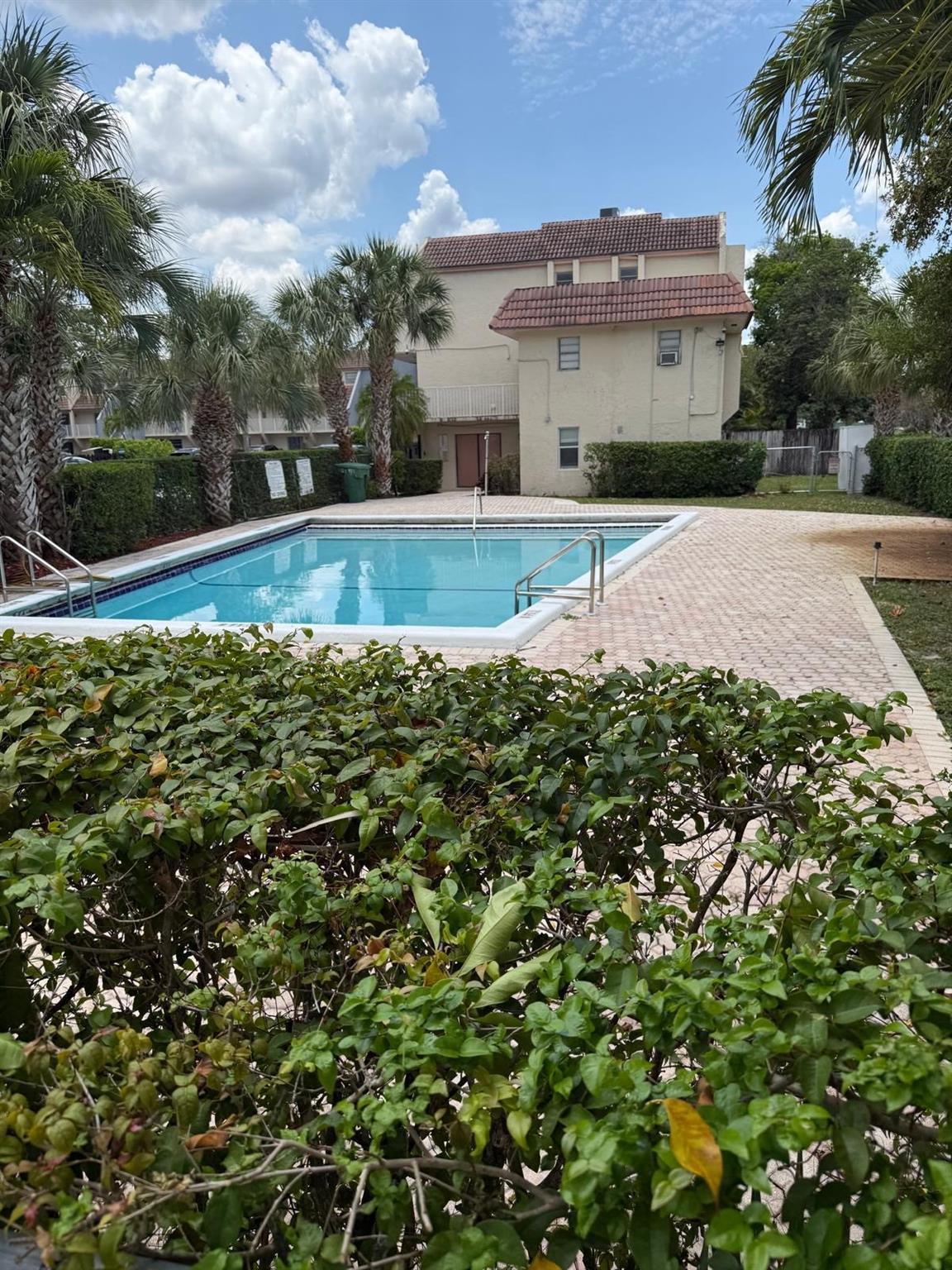 Ready to rent!
Property close by the major highways, supermarkets and restaurants.
Owner motivated.
