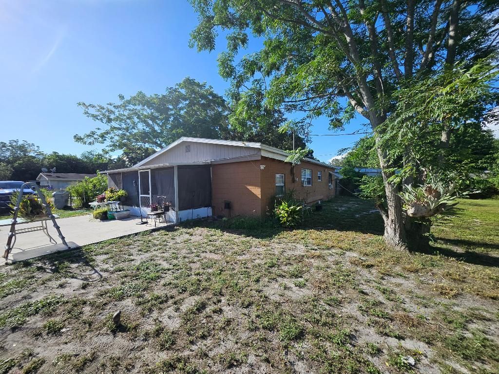 Photo of 2429 2nd Avenue SE, Vero Beach, FL 32962 (MLS # R11132090)