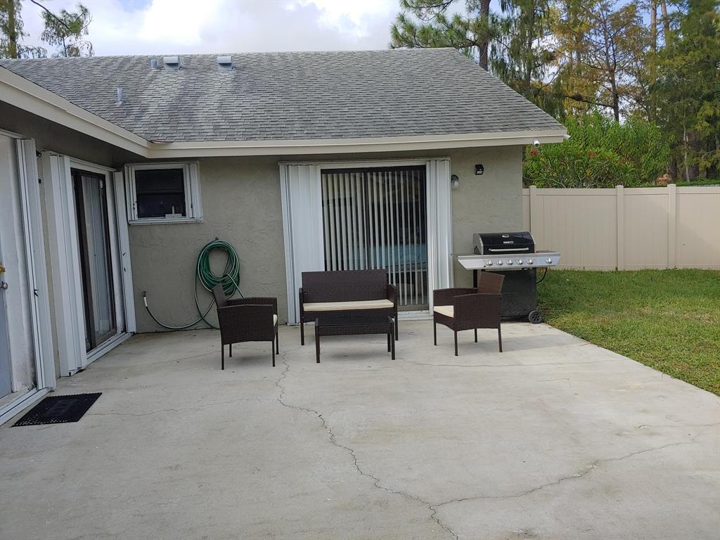 Nice and recently updated villa with quartz countertop, nice wood looking tile floor and a nice fence patio, in great location for equestrian season with no association! Close to horse show locations. 2 bedroom 2 bath, two parking spaces. Close to shopping and restaurants. Quiet neighborhood and comfortably furnished, $300 pet fee non refundable. Owner agent