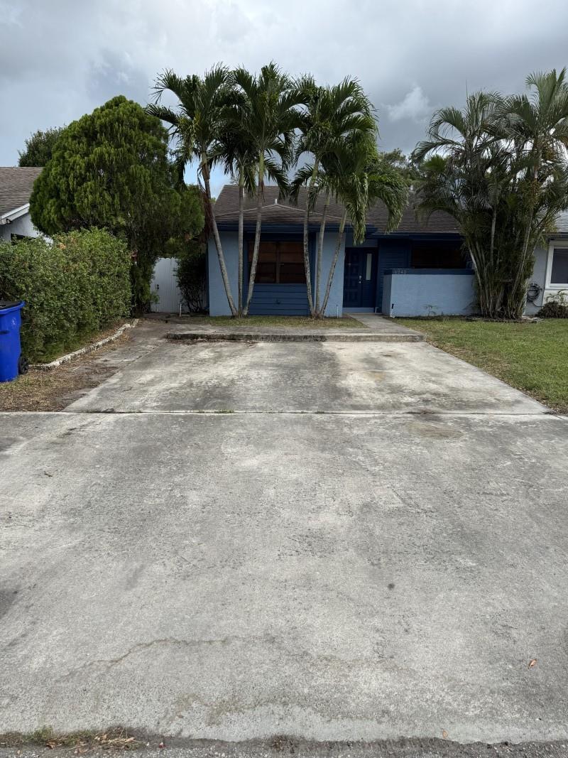 Gorgeous 1 story 1950 sq ft 5 Bed 2 Bath Home in Margate 33063 - **NO HOA Approval or Application Fee**
Very quiet Area on dead end street -Private fence yard. Bamboo tile floors and amazing wood floors -Hurricane ready Fenced yard n shed Move in special for Aug Based upon good rental background.