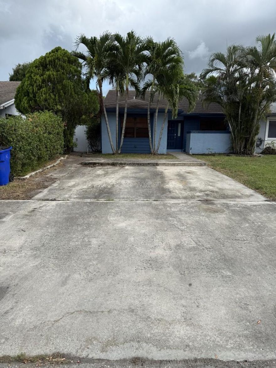 Gorgeous 1 story 1950 sq ft 5 Bed 2 Bath Home in Margate 33063 - **NO HOA Approval or Application Fee** 
Very quiet Area on dead end street -Private fence yard. Bamboo tile floors and amazing wood floors -Hurricane ready Fenced yard n shed Move in special for Aug Based upon good rental background.