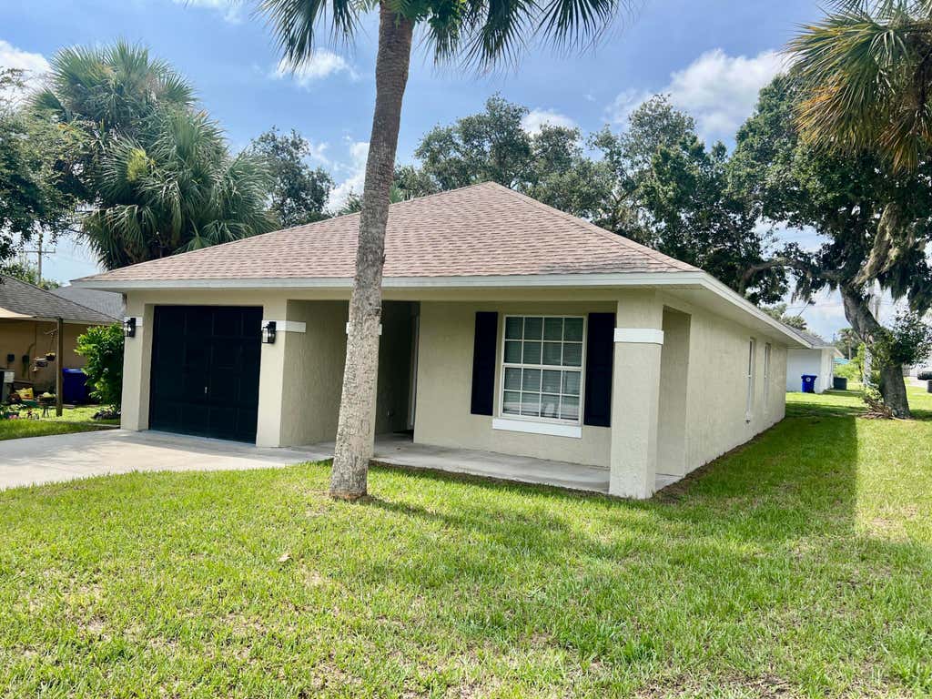 Photo of 225 12th Street SW, Vero Beach, FL 32962 (MLS # B26061648)