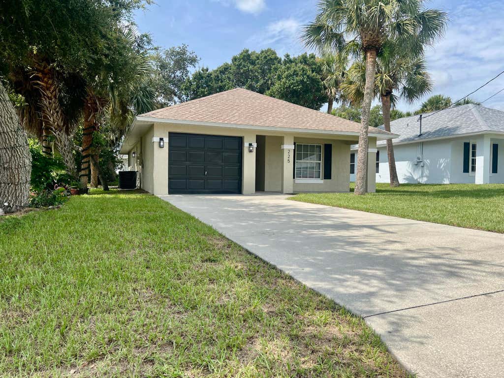 Photo of 225 12th Street SW, Vero Beach, FL 32962 (MLS # B26061648)