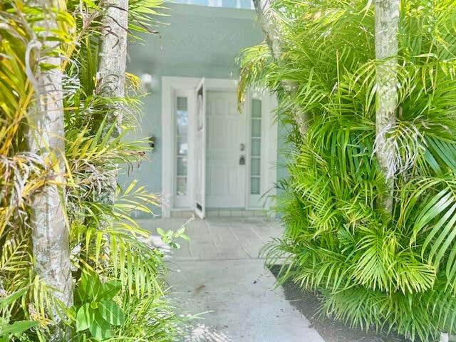 Photo of 10 Blenheim Court, Palm Beach Gardens, FL 33418 (MLS # B26066762)