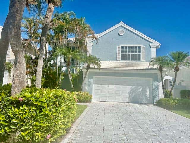 Photo of 10 Blenheim Court, Palm Beach Gardens, FL 33418 (MLS # B26066762)
