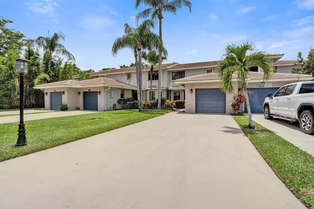 Photo of 635 DEER CREEK NORTH SHORE Drive, Deerfield Beach, FL 33442 (MLS # B26057471)