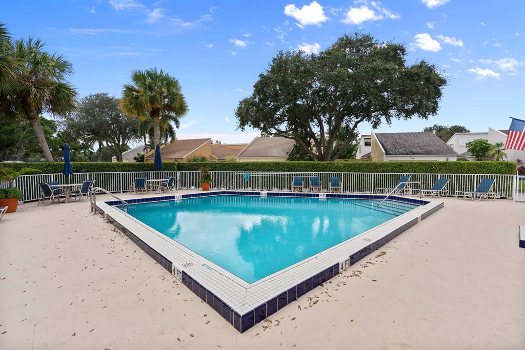 GREENS CAY OF JONATHANS LANDING - Residential