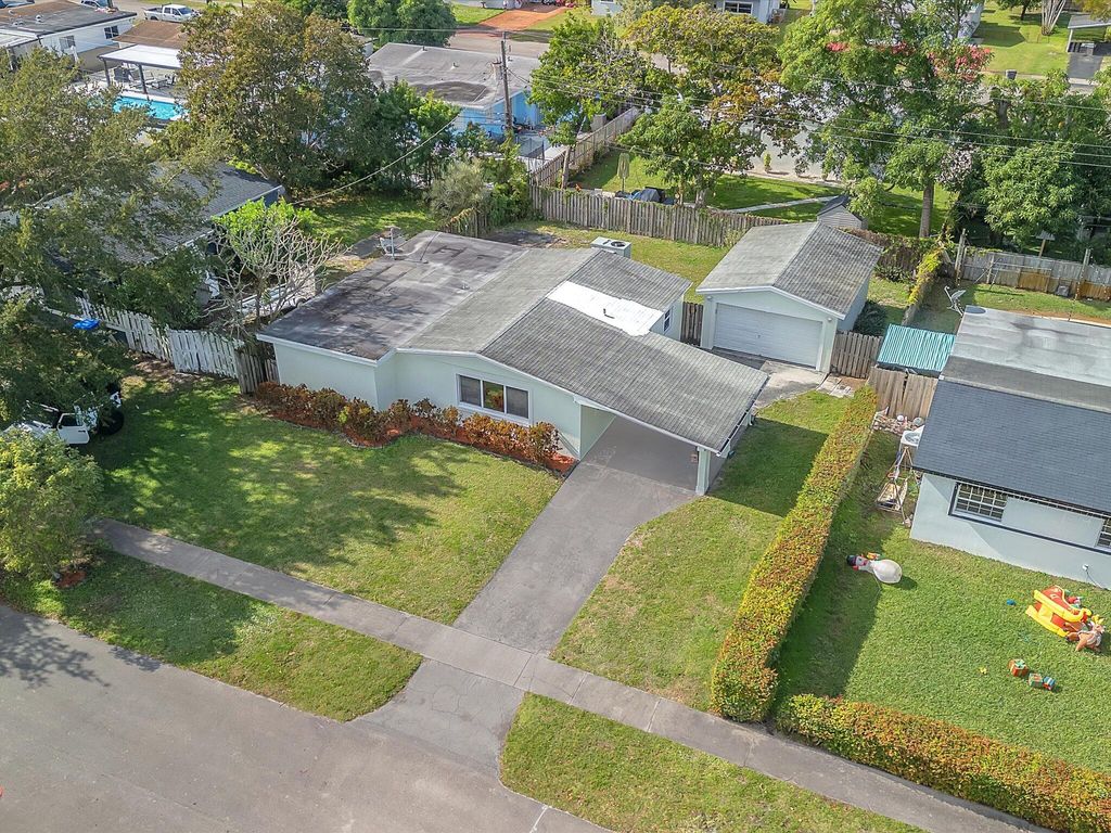 Photo of 330 N 70th Terrace, Hollywood, FL 33024 (MLS # B26002107)