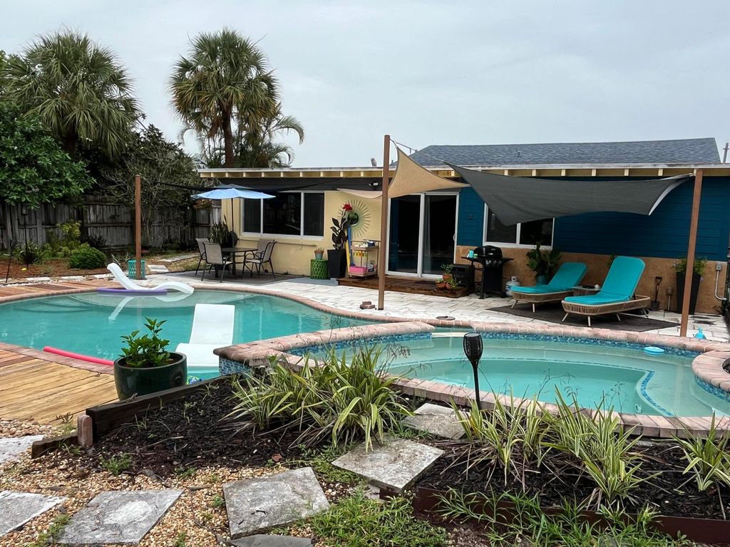 Photo of 262 NE 16th Street, Delray Beach, FL 33444 (MLS # R10957877)