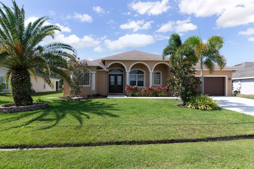 Photo of 5870 NW Corso Avenue Ave, Port Saint Lucie, FL 34986 (MLS # R10811032)