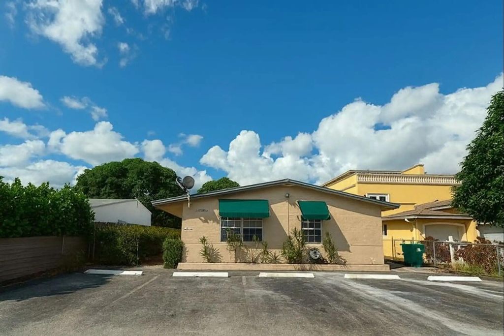 Photo of 1329 NE 17th Avenue #3, Fort Lauderdale, FL 33304 (MLS # B26009017)