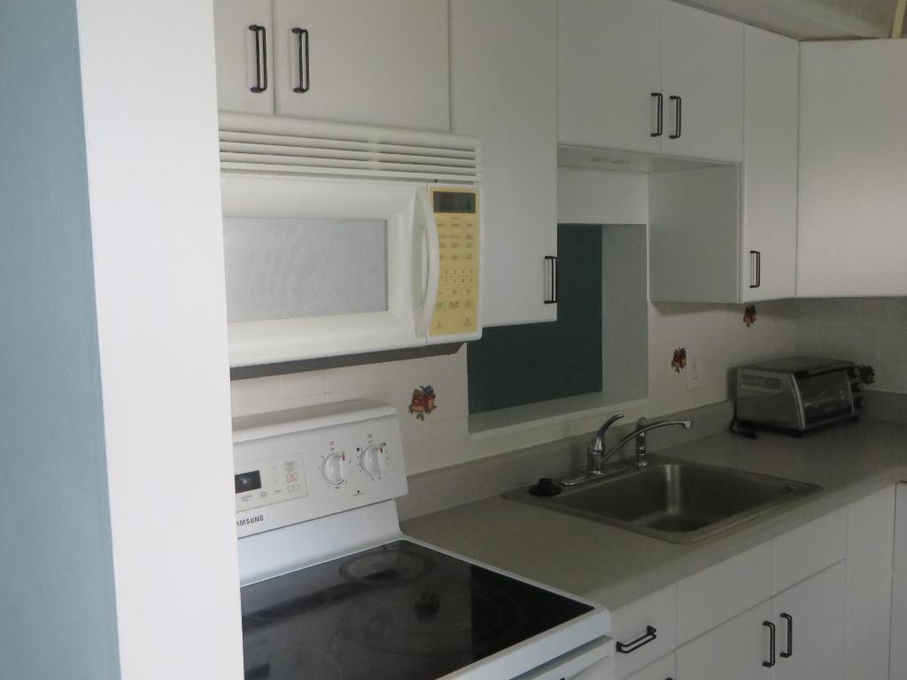 VILLAGE ROYALE CONDO 6 - Residential Lease