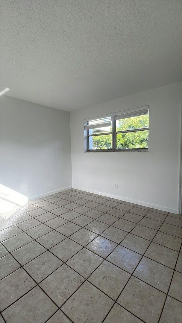 Lloyd Estates 25-47 B - Residential Lease