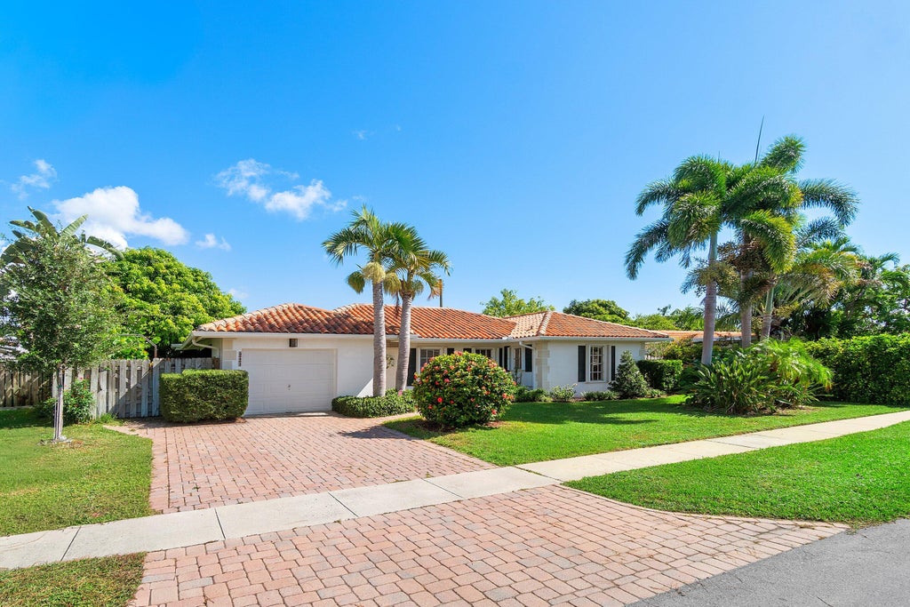 Photo of 943 SW 5th Street, Boca Raton, FL 33486 (MLS # B26069986)