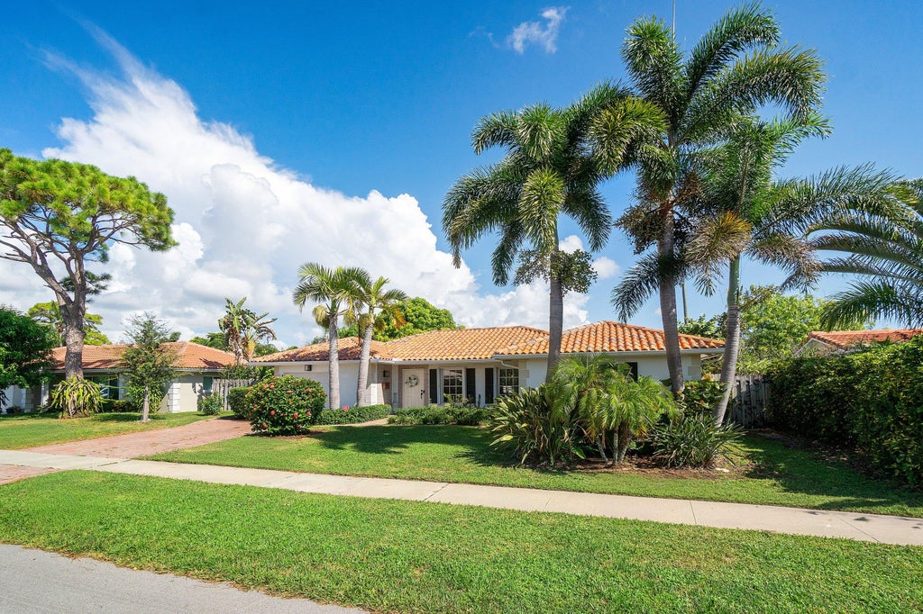 Photo of 943 SW 5th Street, Boca Raton, FL 33486 (MLS # B26069986)