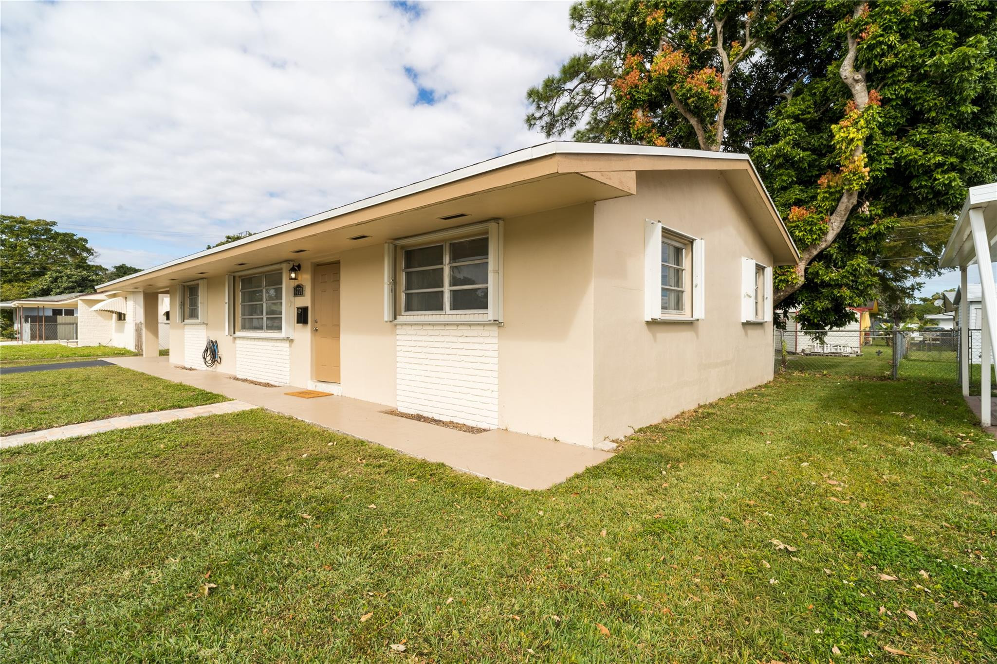 HOLLYWOOD PINES - Residential