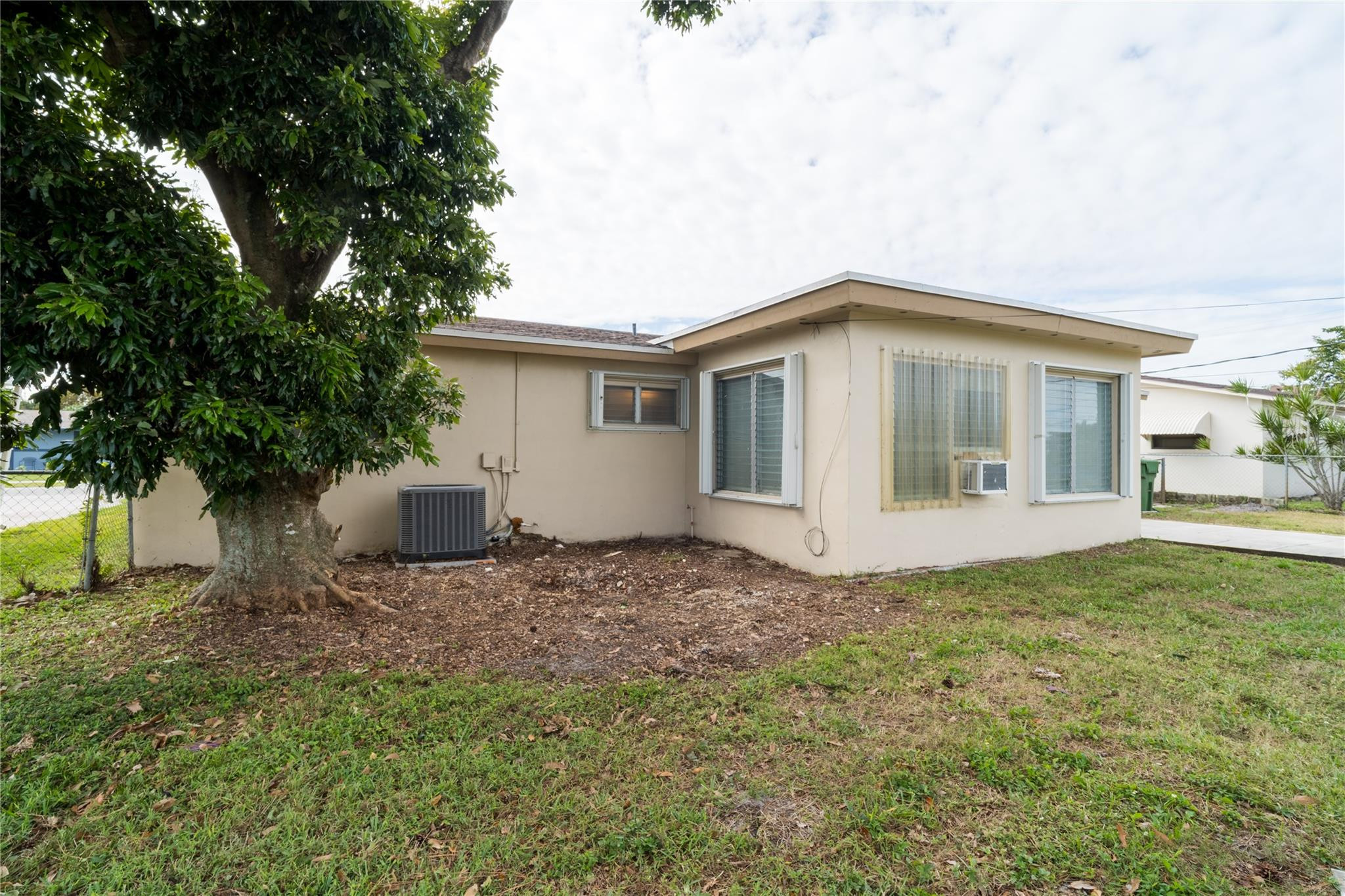 HOLLYWOOD PINES - Residential