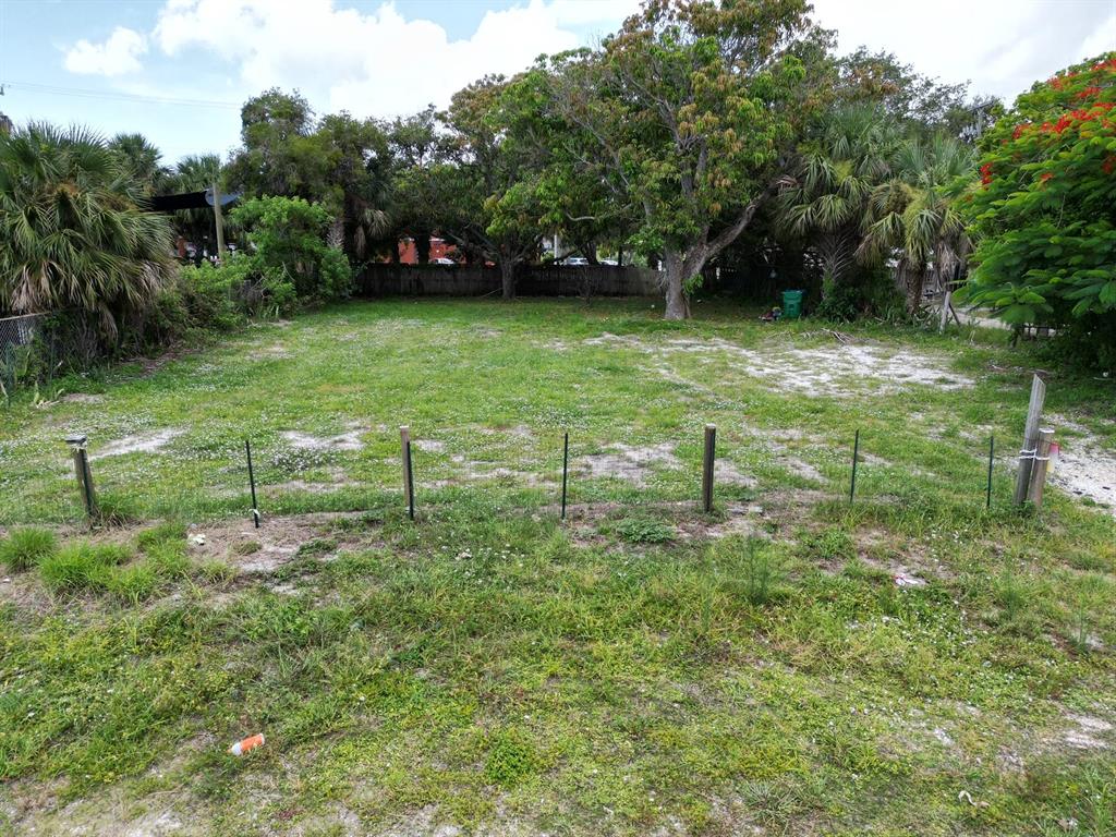 ***Multiple offers received. Highest and best due at 1:00 pm eastern, Thursday, July 13th.*** Located just north of Blue Heron Blvd, and only 1 lot in from US-1/Broadway. The lot is clear and ready to build.