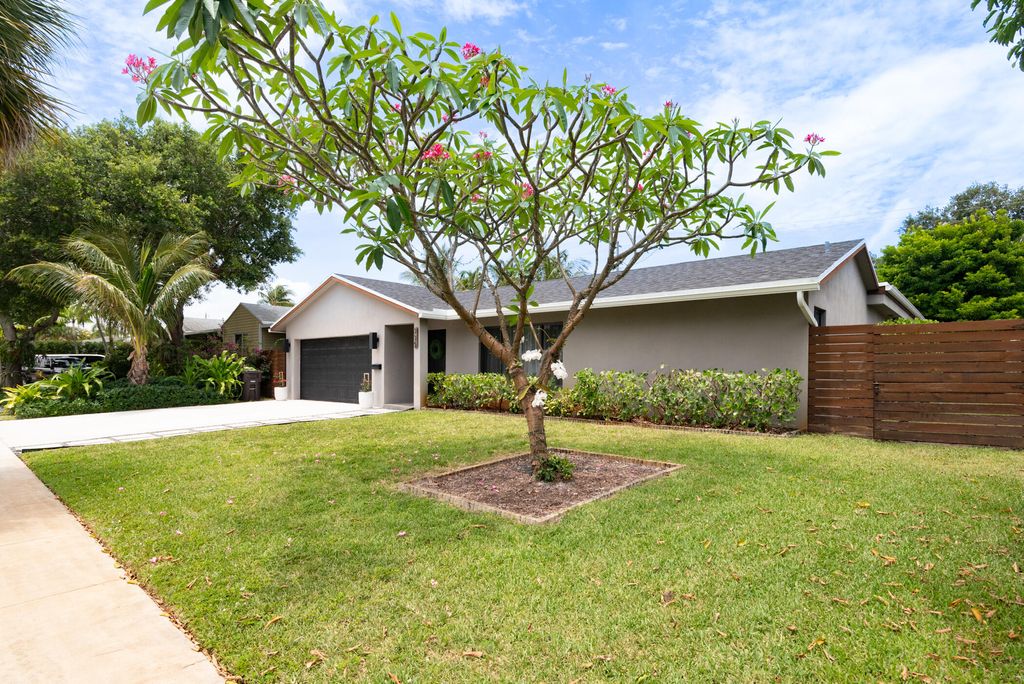 Photo of 335 Franklin Road, West Palm Beach, FL 33405 (MLS # B26028978)