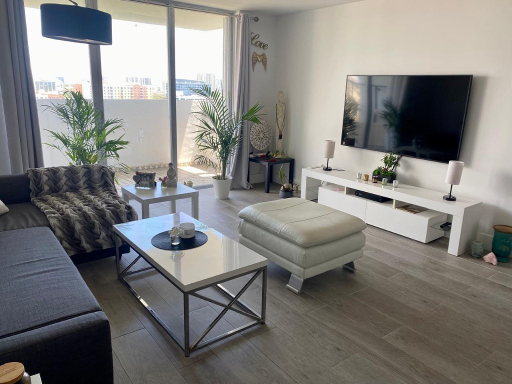 Commodore Plaza - Residential