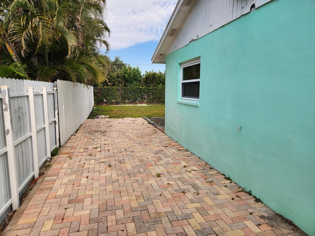Photo of 605 S 12th St #Efficiency In Back, Lantana, FL 33462 (MLS # B26022983)