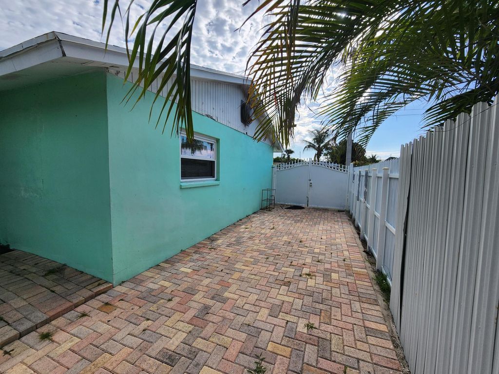Photo of 605 S 12th St #Efficiency In Back, Lantana, FL 33462 (MLS # B26022983)