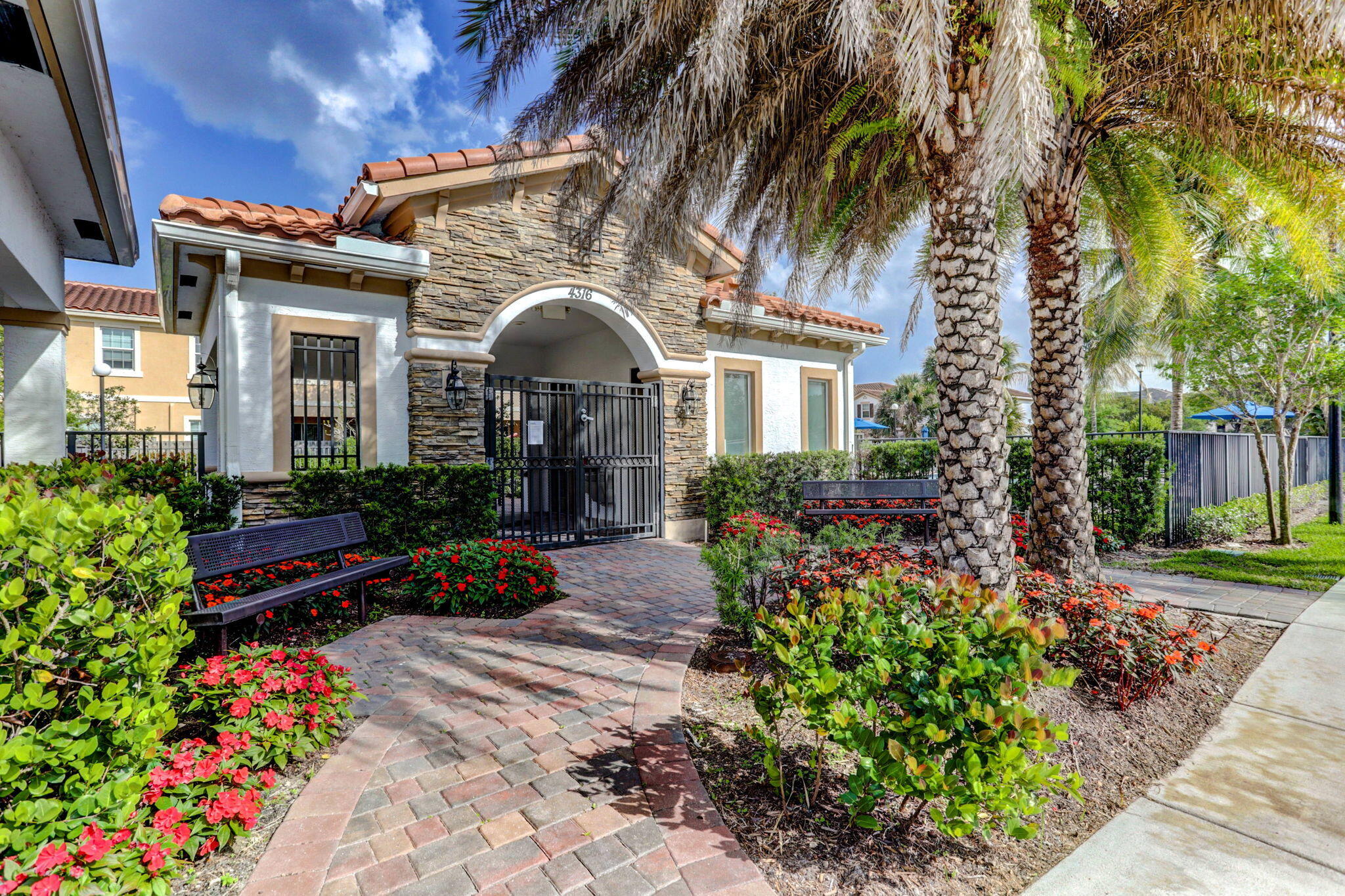 CHARLESTON COMMONS 2 - Residential