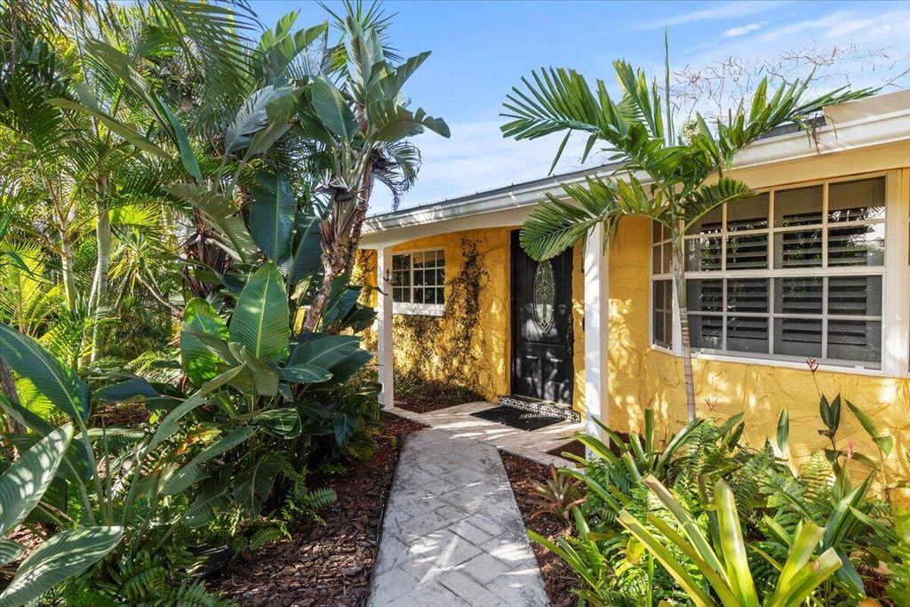 Photo of 12043 Dolphin Drive, Palm Beach Gardens, FL 33410 (MLS # R10956882)