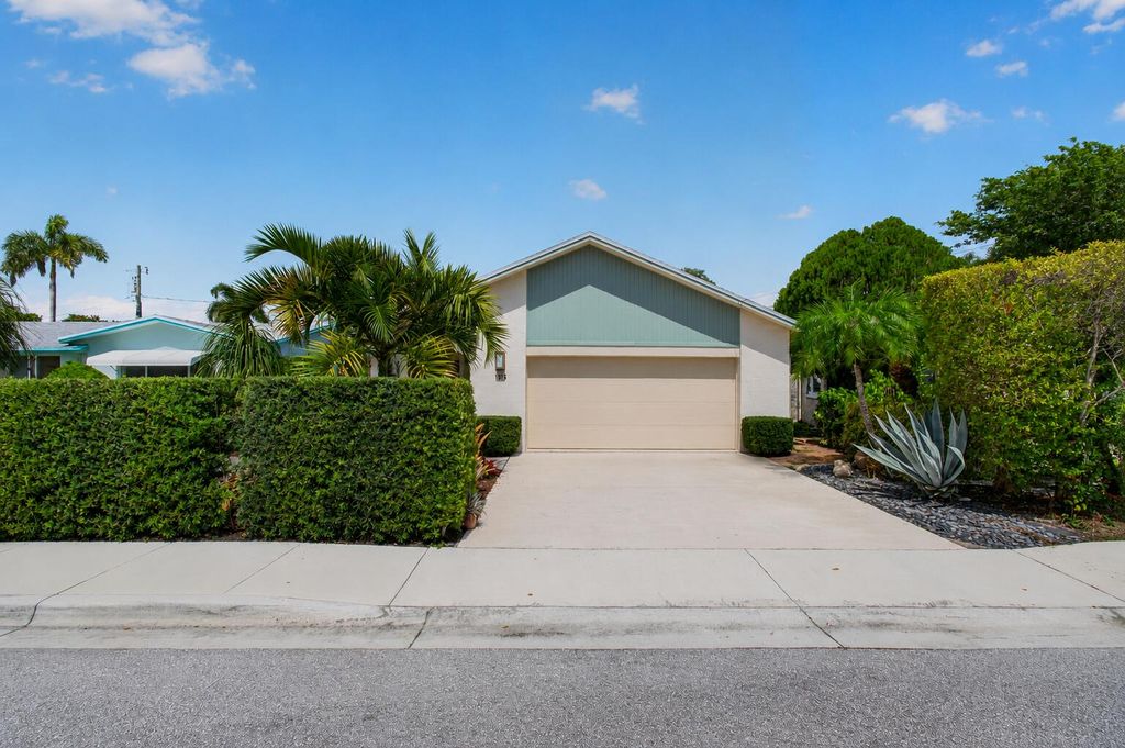 Photo of 1315 N Lakeside Drive, Lake Worth Beach, FL 33460 (MLS # B26052625)