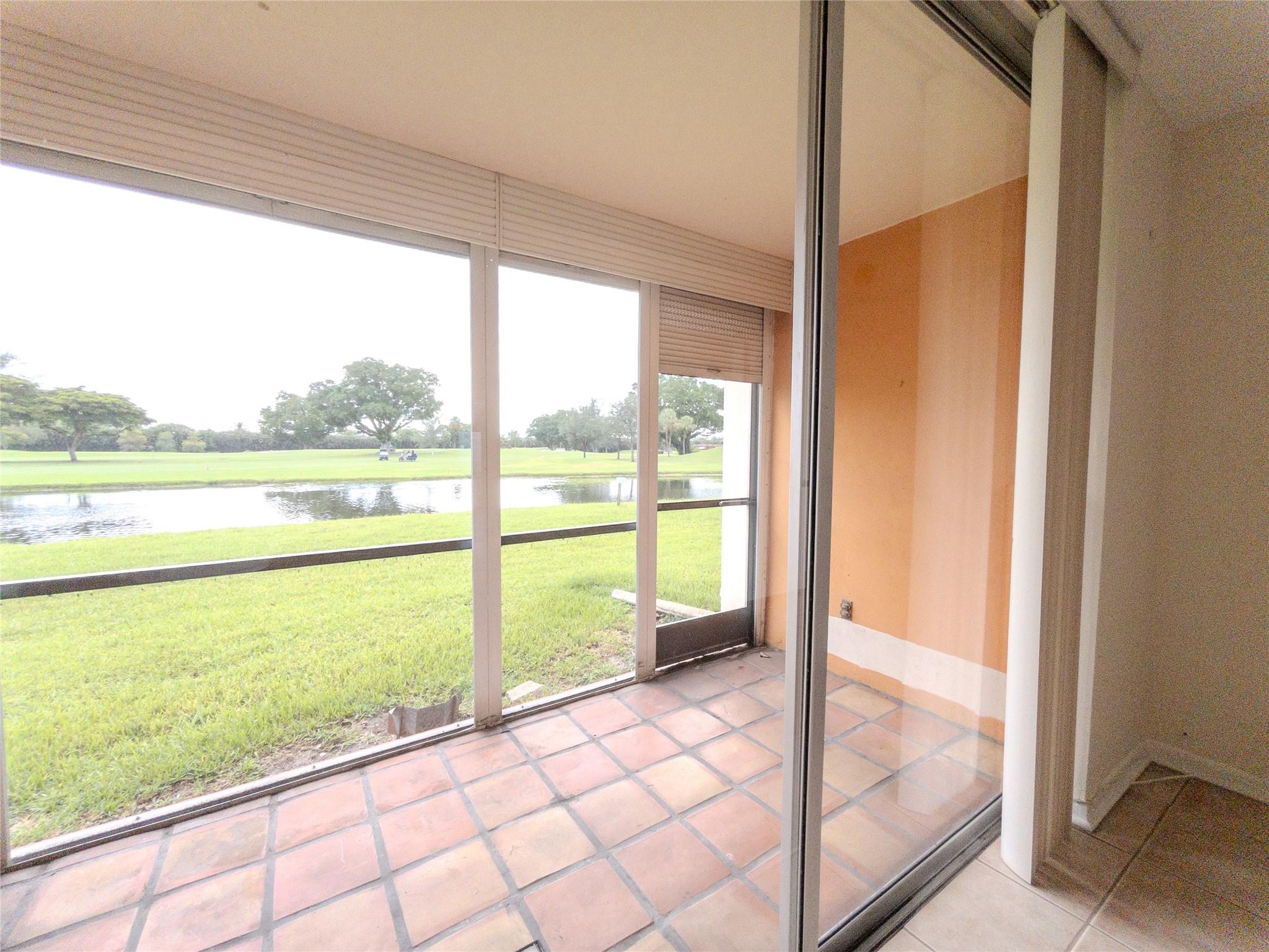 9923 S Hollybrook Lake Dr 105, Pembroke Pines, FL, 33025/$128,000 2 9923 S Hollybrook Lake Dr 105