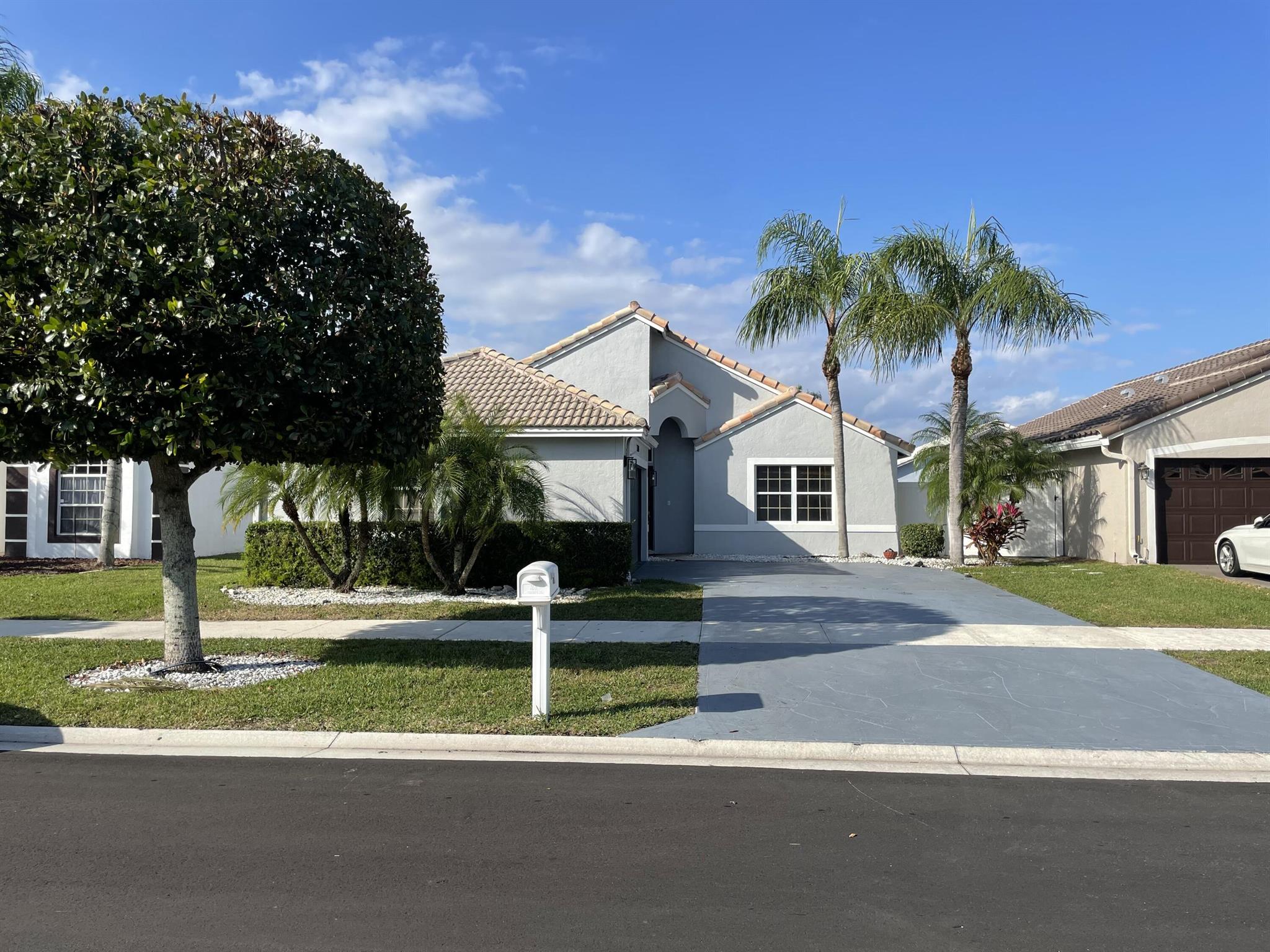 3 bed, 2 bath, vaulted ceilings, oversized walk in closets, new stainless steel appliances, large soaking tub, available furnished or unfurnished, fully fenced yard, screened private patio. Gated community boasts tennis courts, pool, large work out facility and club house. Easy access to the turnpike, restaurants, movie theater, shopping and much more!
